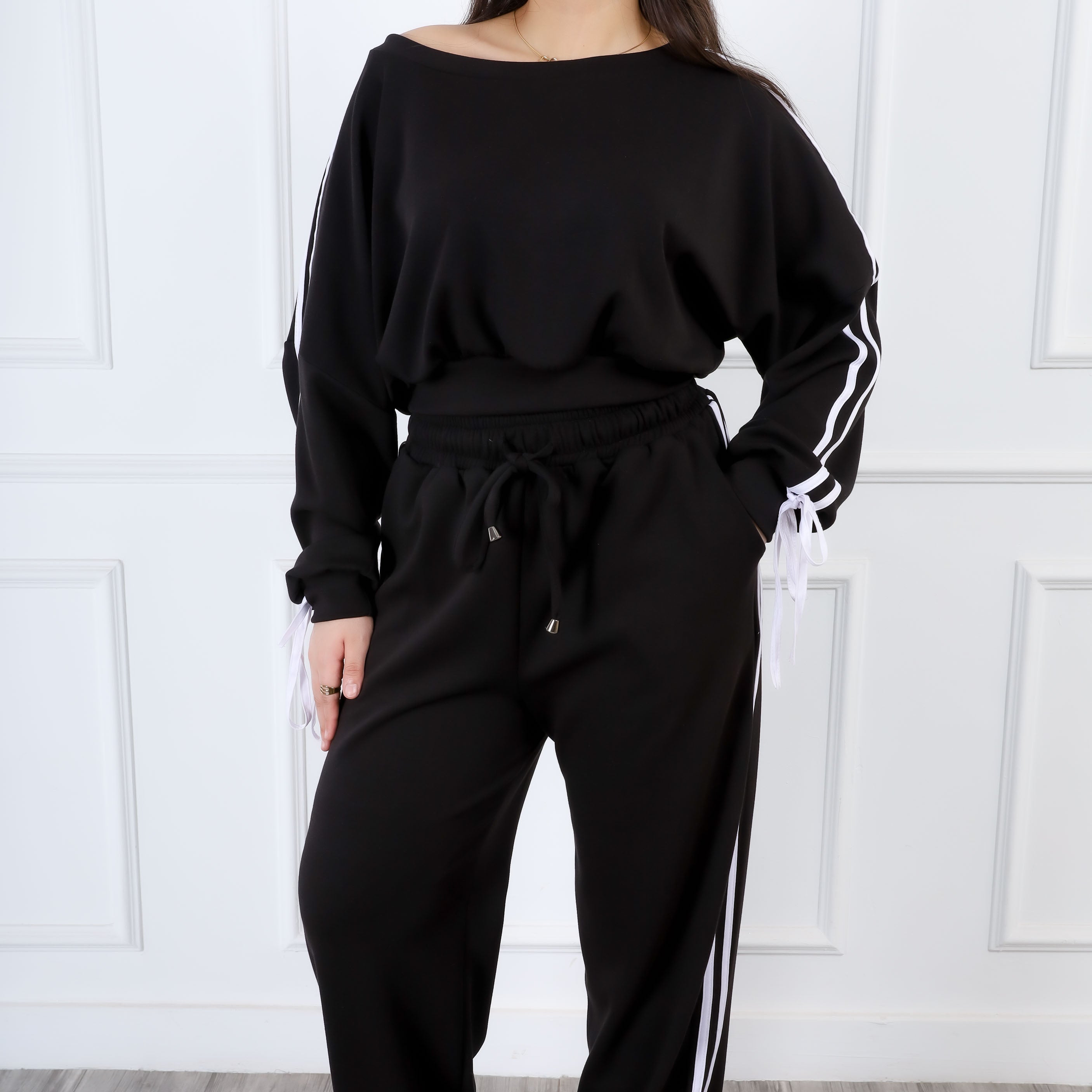 Two-Piece Set with Black Side Stripes s1508418
