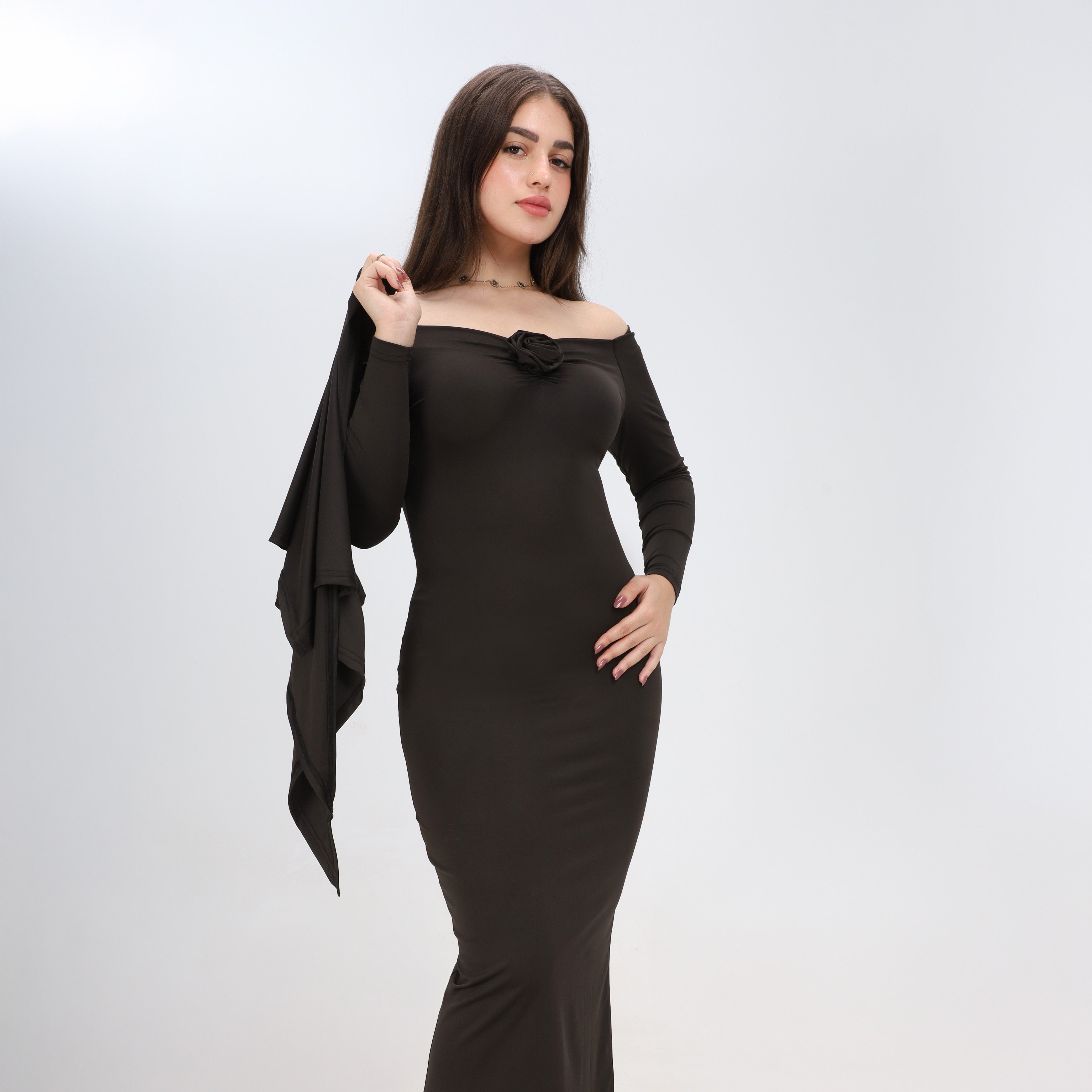 فستان أنيق مكشوف الكتفين بتفاصيل وردة w164883