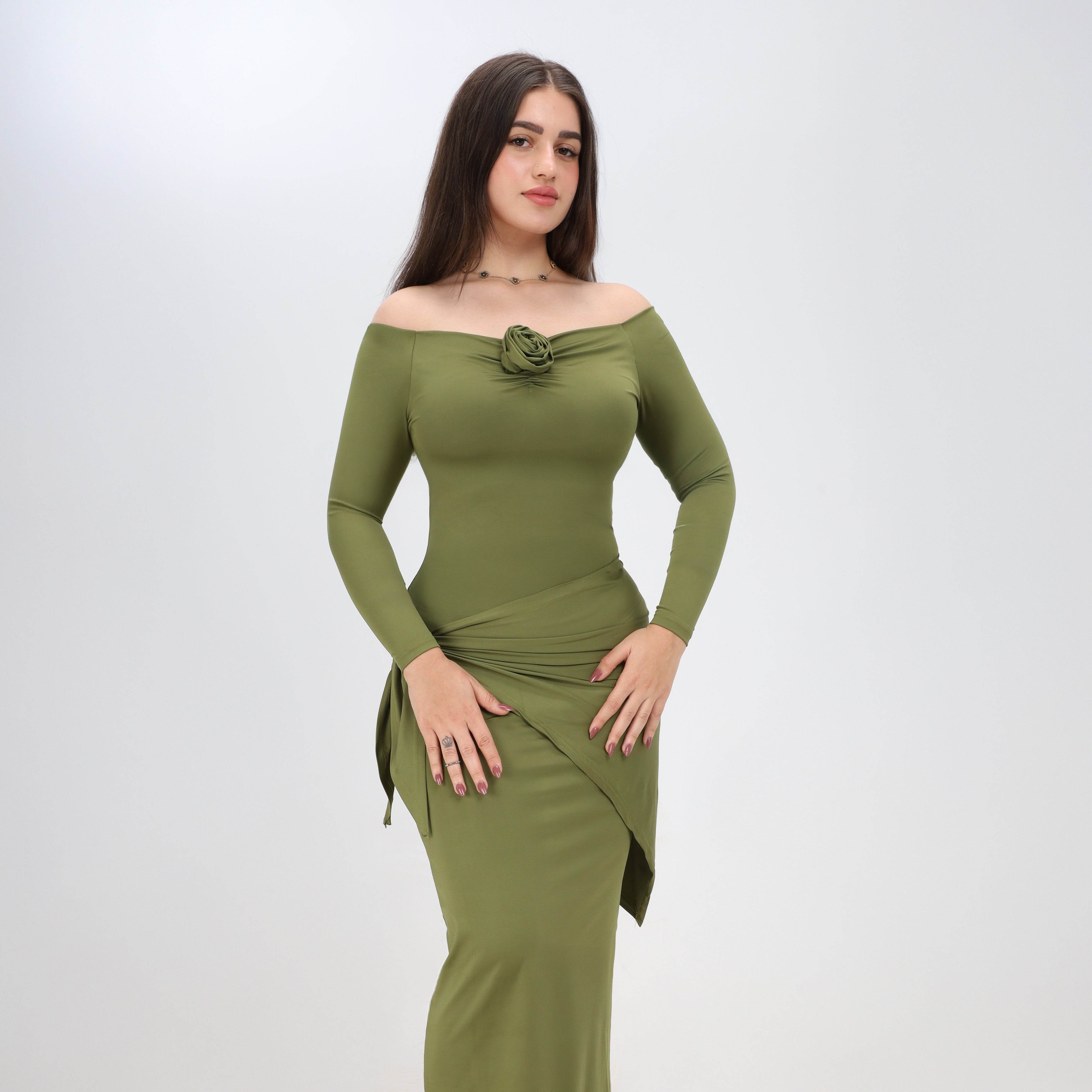 فستان أنيق مكشوف الكتفين بتفاصيل وردة w164883