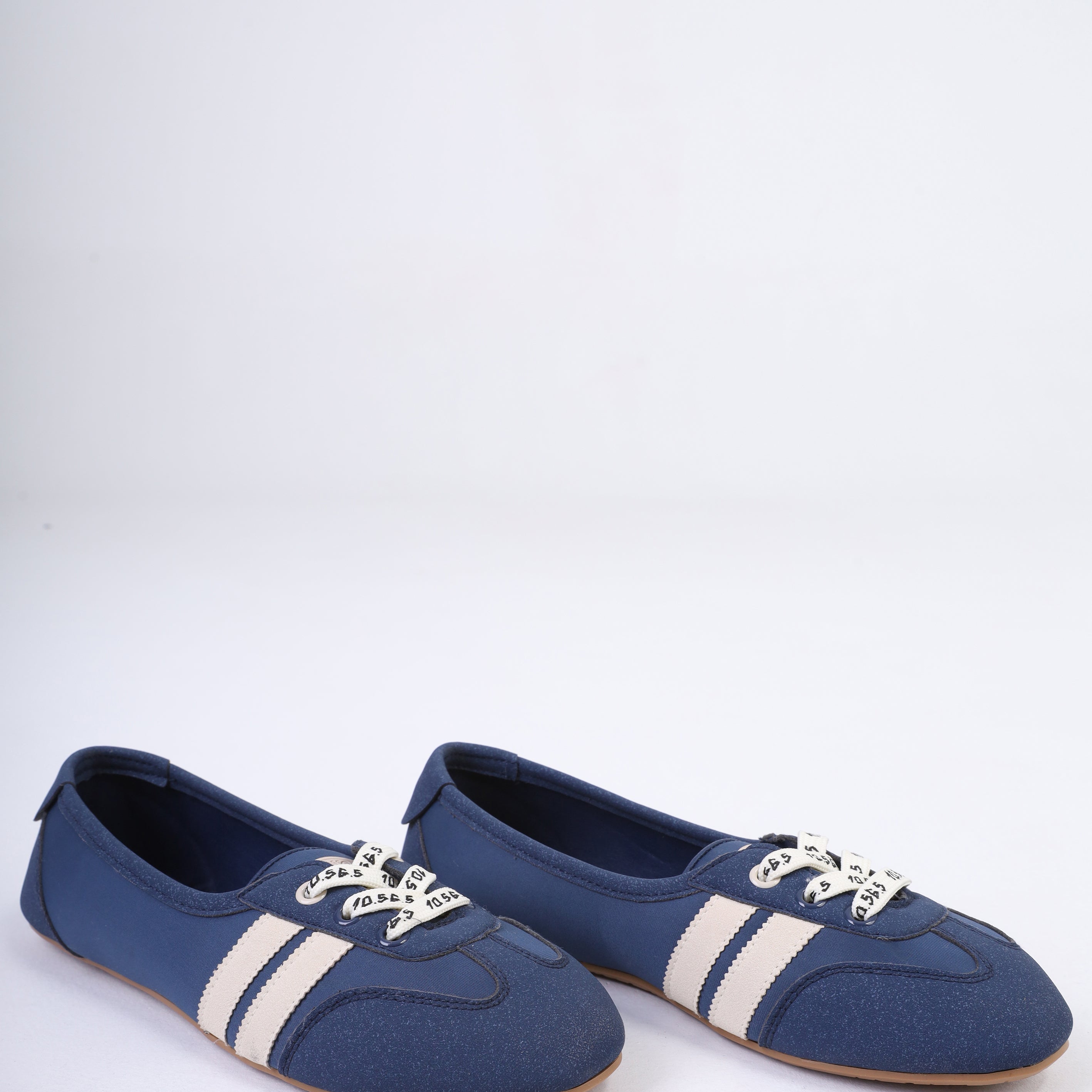Lace-Up Casual Flats with White Stripe w1776564